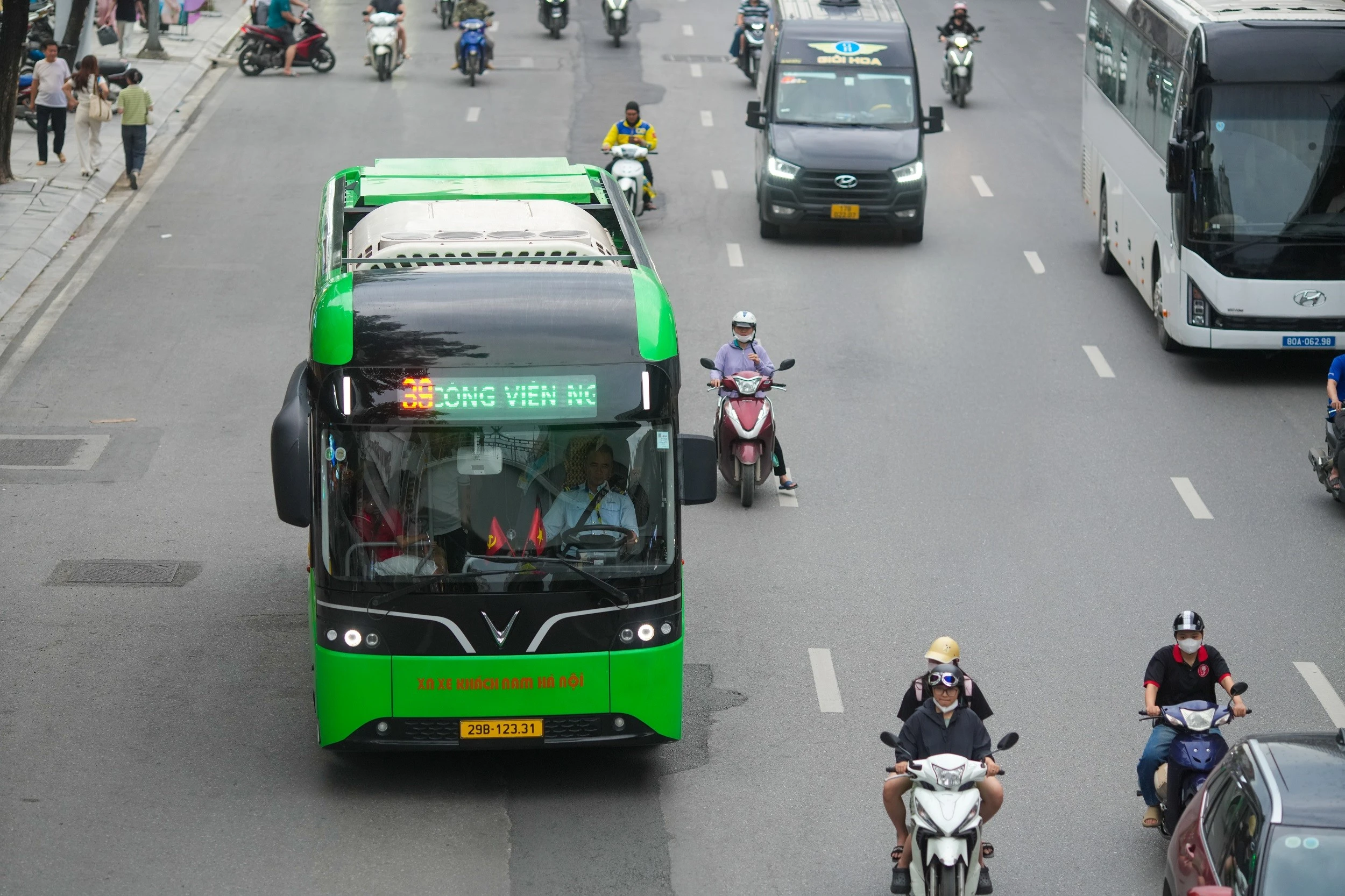 Hà Nội tăng cường 3 tuyến xe buýt kết nối với Khu Công nghệ cao Hòa Lạc