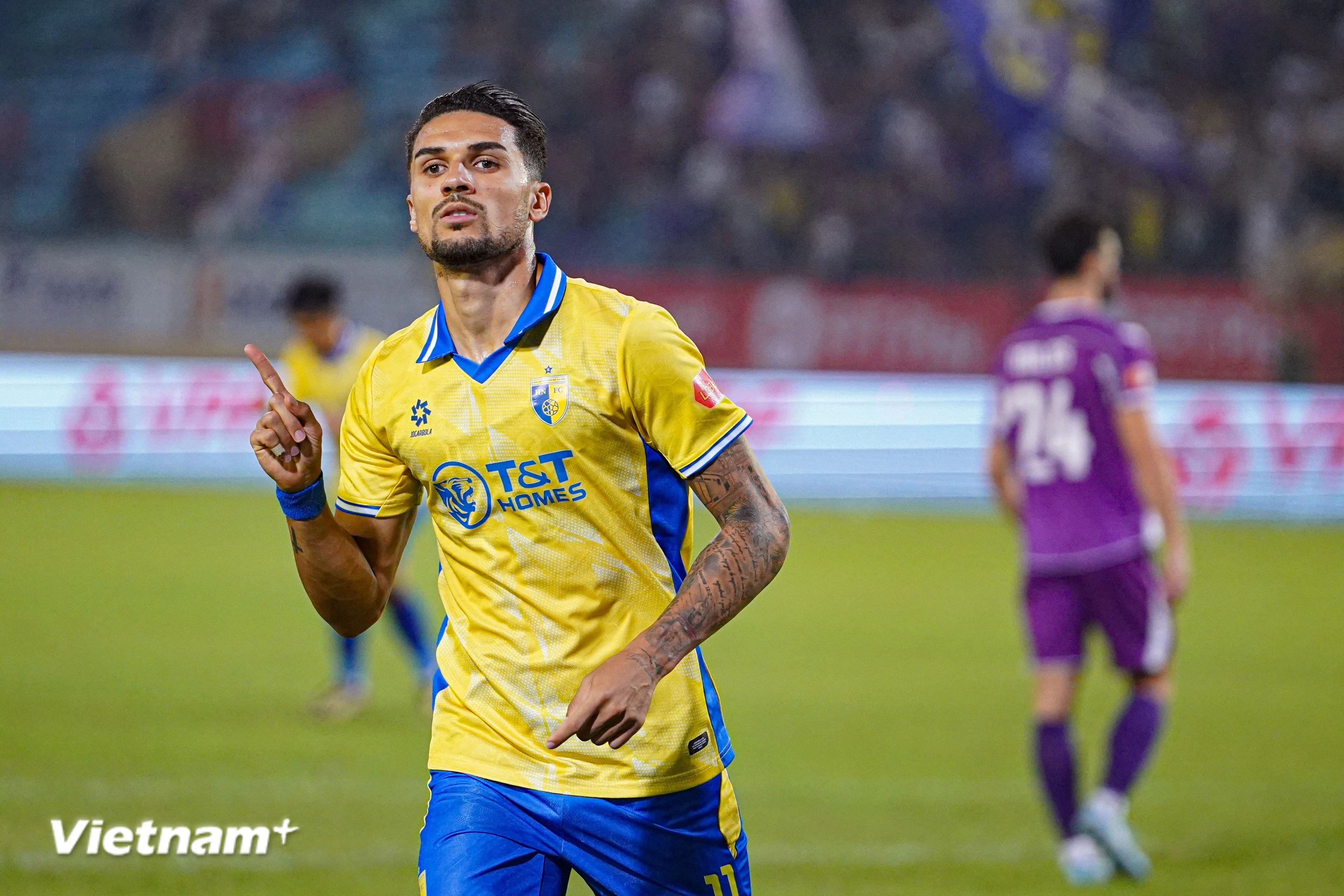 Hoàng Hến tỏa sáng với cú đúp, gia nhập đường đua Vua phá lưới V-League