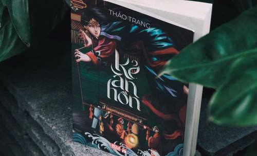 Tiểu thuyết "Kẻ ăn hồn" do Nhà xuất bản Phụ nữ và Saola Books phát hành. (Ảnh: Nhà phát hành) Sách Kẻ Ăn Hồn.jpg