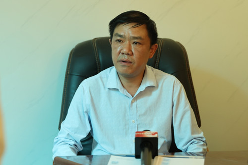 Ông Hoàng Trung Thành, Phó Chủ tịch Ủy ban Nhân dân xã Mường Phăng trả lời phóng viên Báo Điện tử VietnamPlus. (Ảnh: Hoài Nam/Vietnam+) CA9A0216.JPG