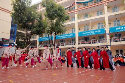 Học sinh say sưa hát xoan mó cá tái hiện hoạt cảnh lao động sản xuất.