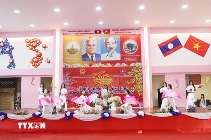 Tiết mục văn nghệ mang đậm nét văn hóa Việt tại Lễ hội Ẩm thực Xuân 2026. (Ảnh: Xuân Tú/TTXVN)