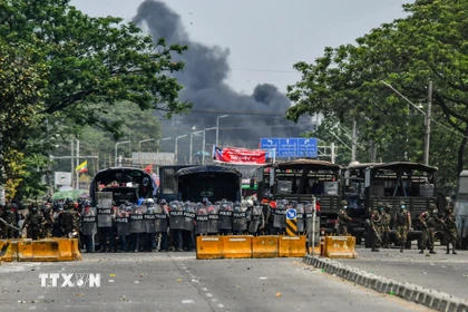 Cảnh sát Myanmar siết chặt an ninh tại quận Hlaingthaya, thành phố Yangon. (Ảnh: AFP/TTXVN)