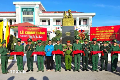 Khánh thành tượng đài Bác Hồ với chiến sỹ Biên phòng tại đồn Biên phòng Nhà Mát, Cà Mau. (Ảnh: TTXVN phát)