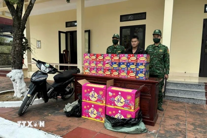 Đối tượng Lỷ Xuân Trường cùng tang vật và phương tiện bị lực lượng chức năng bắt giữ. (Ảnh: TTXVN phát)