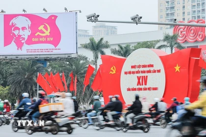 Không khí chào mừng Đại hội lan tỏa qua từng panô, bảng tuyên truyền trên đường phố Hà Nội. (Ảnh: Lê Đông/TTXVN)