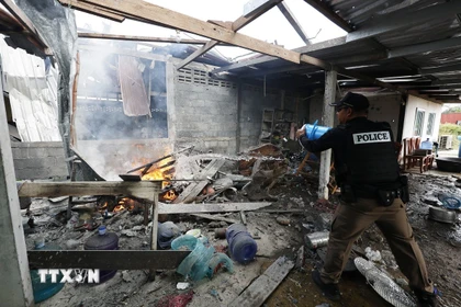 Một ngôi nhà ở tỉnh Surin, Thái Lan bị phá hủy do trúng đạn pháo trong xung đột biên giới với Campuchia. (Ảnh: THX/TTXVN)