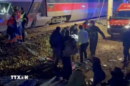 Hiện trường vụ va chạm tàu cao tốc ở Adamuz, Tây Ban Nha, ngày 18/1. (Ảnh: Reuters/TTXVN)