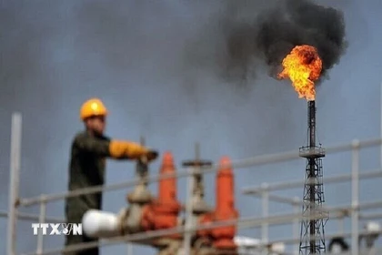 Một nhà máy lọc dầu ngoài khơi Iran. (Ảnh: IRNA/TTXVN)