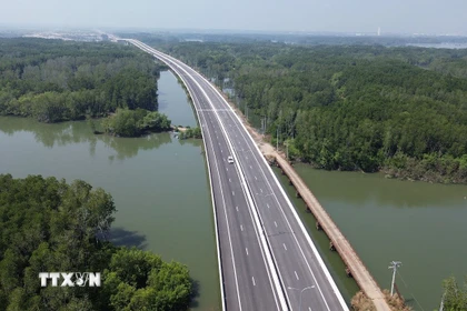 Cao tốc Bến Lức-Long Thành đoạn qua rừng ngập mặn huyện Nhơn Trạch (Đồng Nai). (Ảnh: Công Phong/TTXVN) 
