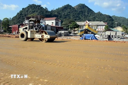 Các đơn vị thi công đang tập trung máy móc đẩy nhanh hoàn thiện hạ tầng khu tái định cư Hùng Lợi (Tuyên Quang). (Ảnh: Hoàng Hải/TTXVN)