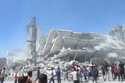 Tòa nhà bị phá hủy sau cuộc không kích của Israel xuống Dải Gaza. (Ảnh: IRNA/TTXVN)