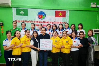 Hiệp hội người Việt Nam ở nước ngoài tại Macau (Trung Quốc) ủng hộ đồng bào vùng lũ lụt ở Miền Trung-Tây Nguyên. (Ảnh: TTXVN phát)