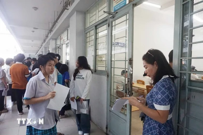 Thí sinh dự thi tại điểm thi Trường Đại học Sư phạm Kỹ thuật Thành phố Hồ Chí Minh. (Ảnh: Thu Hoài/TTXVN)