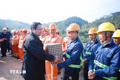 Thủ tướng Phạm Minh Chính chúc Tết công nhân thi công dự án đường cao tốc Đồng Đăng (Lạng Sơn)-Trà Lĩnh (Cao Bằng). (Ảnh: Dương Giang/TTXVN)