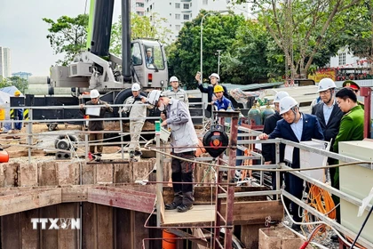 Chủ tịch Ủy ban Nhân dân thành phố Hà Nội Vũ Đại Thắng dẫn đầu Đoàn công tác kiểm tra, động viên và chúc Tết cán bộ, kỹ sư, công nhân tại một số công trường thi công các dự án chống úng ngập trọng điểm trên địa bàn. (Ảnh: Trung Nguyên/TTXVN)