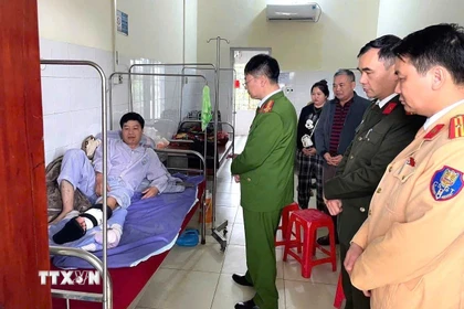 Đại tá Ma Quang Trung, Phó Giám đốc Công an tỉnh Tuyên Quang, thăm hỏi, động viên Thiếu tá Nguyễn Văn Đông, cán bộ Cảnh sát giao thông bị thương khi làm nhiệm vụ, đang điều trị tại Trung tâm y tế khu vực Hàm Yên. (Ảnh: TTXVN phát)