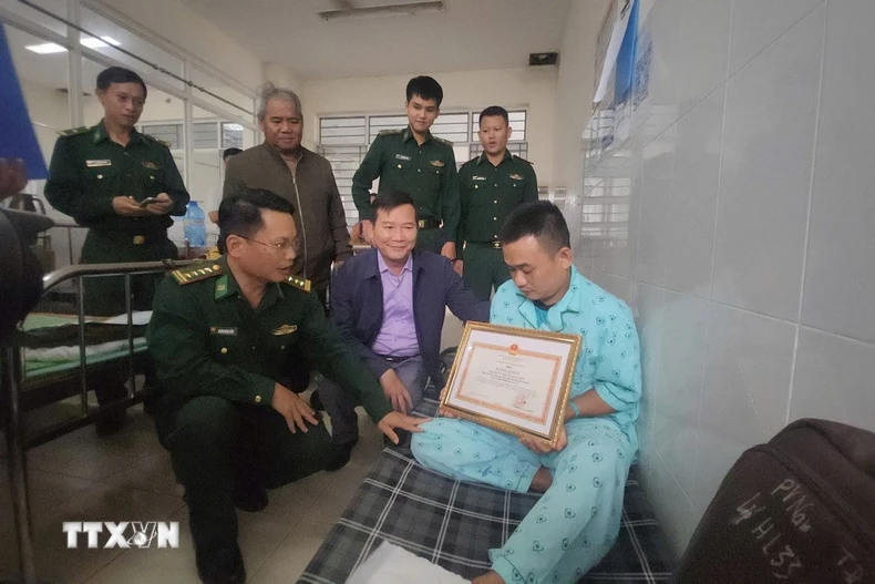 Chính ủy Bộ đội Biên phòng tỉnh Gia Lai Đoàn Văn Báu trao tặng Bằng khen cho Thiếu tá Nguyễn Khắc Thinh. (Ảnh: Sỹ Thắng/TTXVN)