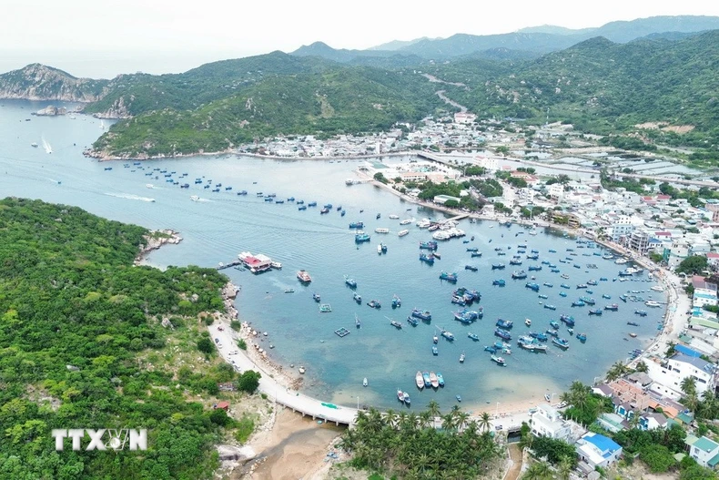 Vẻ đẹp nên thơ của vịnh Vĩnh Hy (xã Vĩnh Hải, tỉnh Khánh Hòa). (Ảnh: Nguyễn Thành/TTXVN)