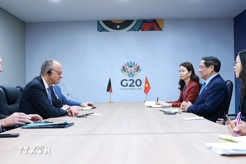 Thủ tướng Phạm Minh Chính gặp Thủ tướng Đức Friedrich Merz. (Ảnh: Dương Giang/TTXVN)