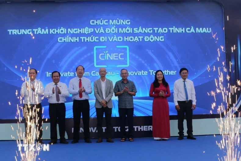 Lãnh đạo tỉnh Cà Mau thực hiện nghi thức bấm nút khai trương Trung tâm khởi nghiệp và đổi mới sáng tạo Cà Mau. (Ảnh: Tuấn Kiệt/TTXVN)