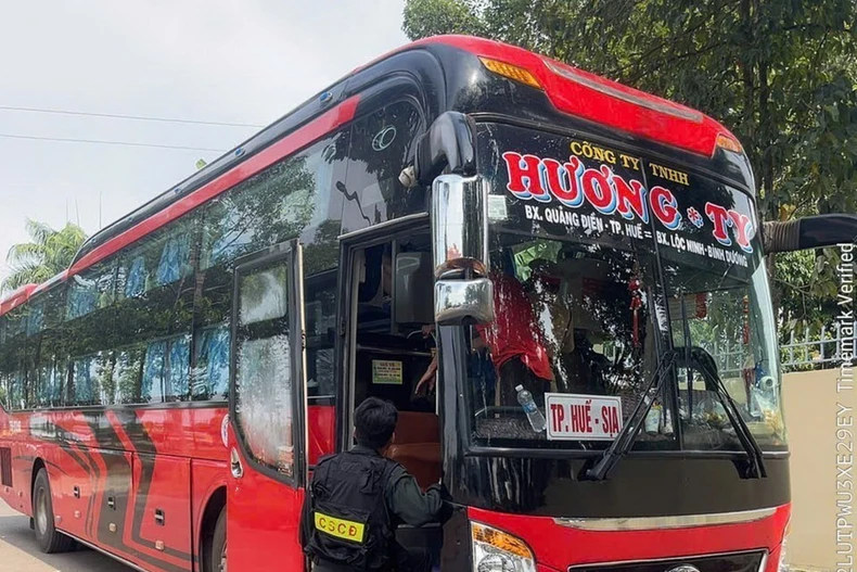 Cảnh sát dừng xe kiểm tra xe khách nhồi nhét khách. (Ảnh: TTXVN phát)