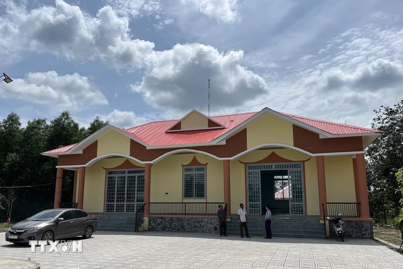 Nhà sinh hoạt cộng đồng tại ấp Con Trăn, xã Tân Hoà (Tây Ninh) là không gian sinh hoạt văn hóa cho đồng bào các dân tộc trên địa bàn. (Ảnh: Đức Hạnh/TTXVN)