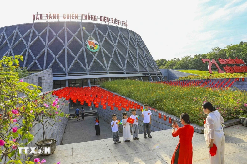 Du khách chụp ảnh check in tại Bảo tàng Chiến thắng Điện Biên Phủ. (Ảnh: Xuân Tư/TTXVN)