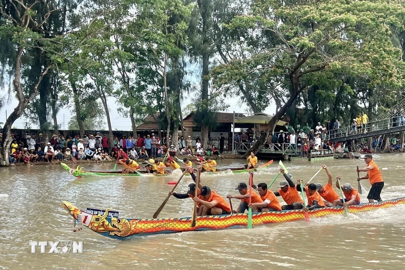 Đua ghe ngo mini thường được tổ chức nhân các dịp lễ, tết của đồng bào Khmer tại chùa Cái Giá giữa (xã Hưng Hội, huyện Vĩnh Lợi). (Ảnh: TTXVN phát)