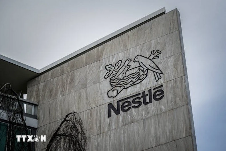 Biểu tượng Nestle tại trụ sở tập đoàn ở Vevey, Thụy Sĩ. (Ảnh: Getty Images/TTXVN)