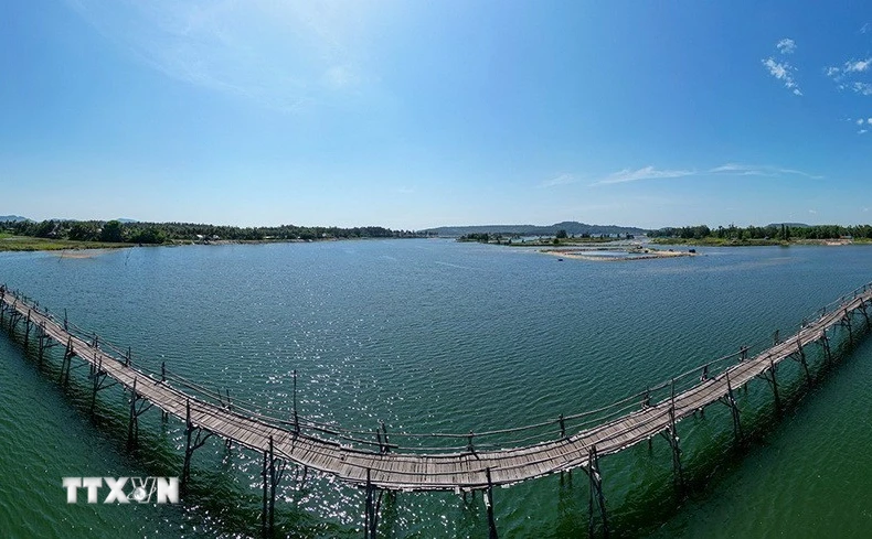 Với chiều dài khoảng 800m, cầu Ông Cọp đang nắm giữ kỷ lục "cầu gỗ dài nhất Việt Nam." (Ảnh: Khánh Hòa/ TTXVN)
