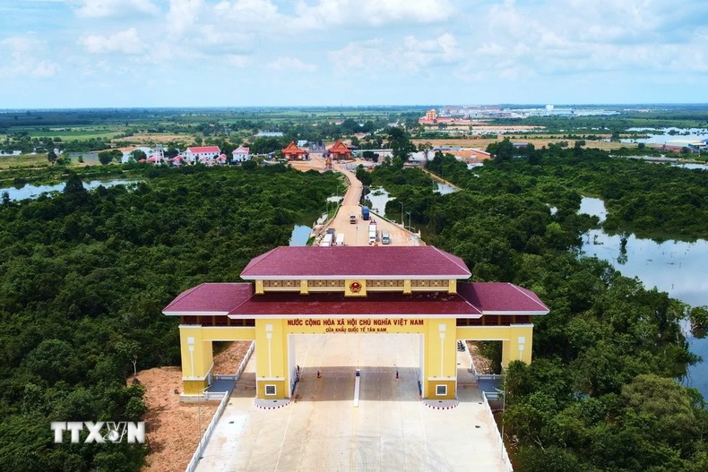 Quốc môn Cửa khẩu quốc tế Tân Nam đối diện Cửa khẩu quốc tế Meun Chay (tỉnh Prey Veng, Vương quốc Campuchia) vừa được khai trương. (Ảnh: Minh Phú/TTXXN)