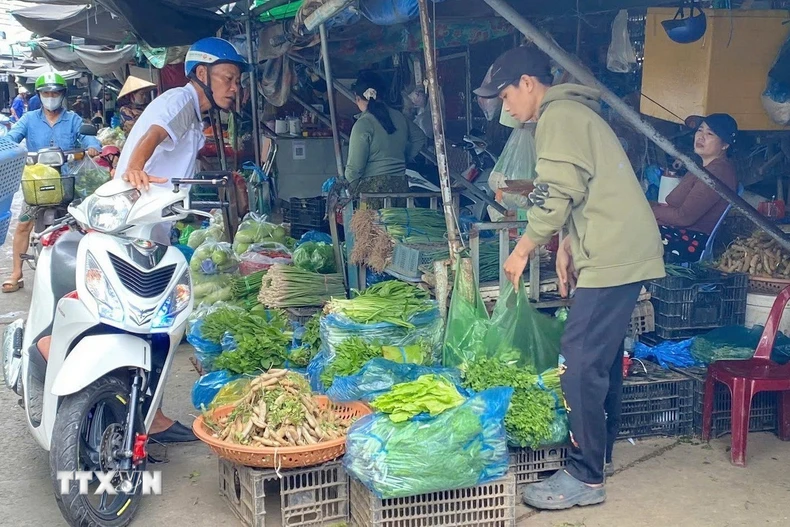 Một điểm bán rau, củ quả tại chợ đầu mối Long Xuyên, tỉnh An Giang. (Ảnh: Công Mạo/TTXVN)