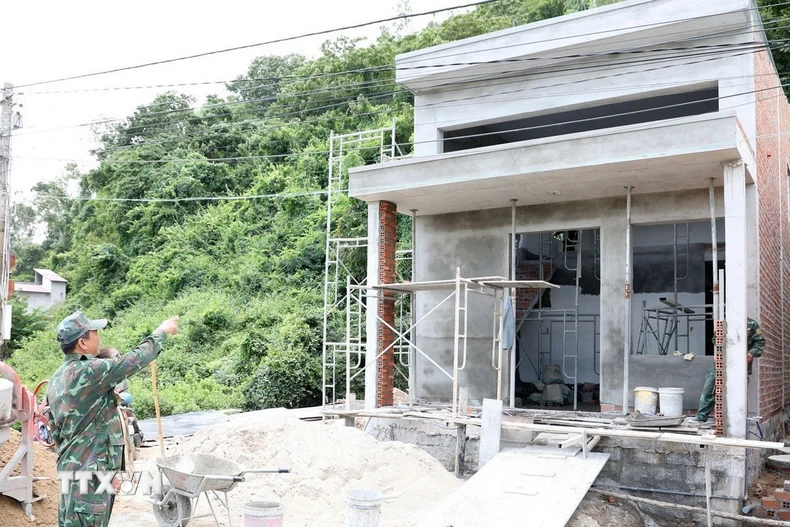 Ngôi nhà hộ bà Lê Thị Tuyết (phường Nam Nha Trang, tỉnh Khánh Hòa) do Khu vực Phòng thủ Khu vực 2 - Diên Khánh (Bộ Chỉ huy Quân sự tỉnh Khánh Hòa) hỗ trợ xây dựng sắp hoàn thành. (Ảnh: Xuân Triệu/TTXVN)