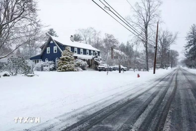 Tuyết phủ trắng Norwood, New Jersey, Mỹ ngày 27/12/2025. (Ảnh: REUTERS/TTXVN)