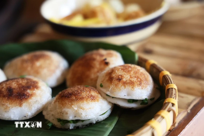 Chiếc bánh căn hấp dẫn được để trên mẹt lá chuối phục vụ khách du lịch trong khu nghỉ dưỡng Seahorse ở Mũi Né, thành phố Phan Thiết, tỉnh Bình Thuận. (Ảnh: Hồng Đạt/TTXVN)