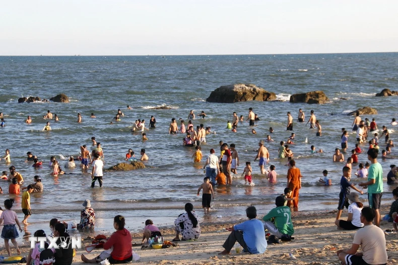Đông đảo người dân và du khách tắm biển tại Bình Thuận. (Ảnh: Hồng Hiếu/ TTXVN)