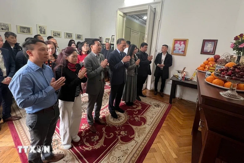 Đại sứ Đỗ Đức Thành cùng cán bộ, nhân viên Đại sứ quán và đại diện hội đoàn, cộng đồng tại Romania dâng hương bàn thờ Bác. (Ảnh: TTXVN phát)