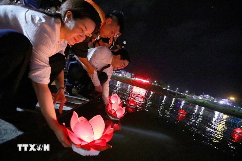 Các đại biểu thả đèn hoa đăng trên sông Đà. (Ảnh: Trọng Đạt/TTXVN)
