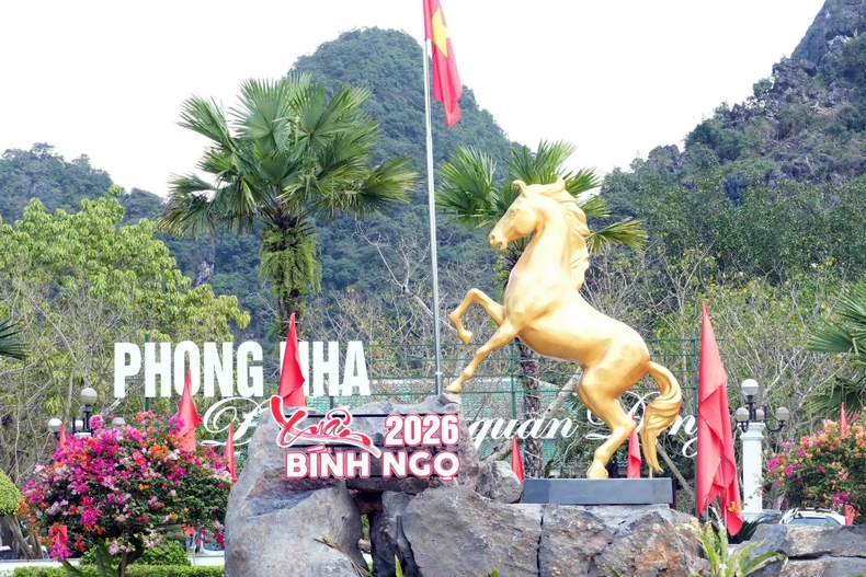 Linh vật năm Bính Ngọ 2026 được đặt ở nơi trang trọng tại Trung tâm Du lịch Phong Nha-Kẻ Bàng. (Ảnh: Tá Chuyên/TTXVN)