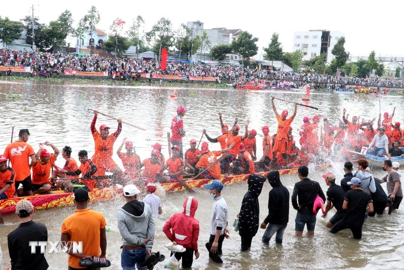 Đua ghe ngo của đồng bào dân tộc Khmer. (Nguồn: TTXVN)