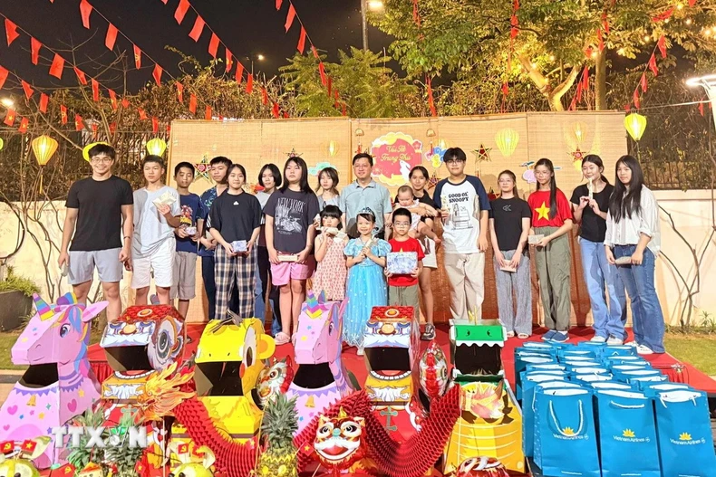 Đại sứ Nguyễn Thanh Hải chụp ảnh lưu niệm với các em nhỏ Việt Nam tại Ấn Độ. (Ảnh: Nguyễn Thúy/TTXVN)