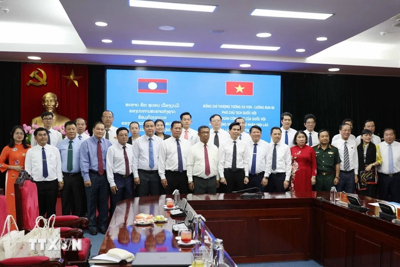 Lãnh đạo tỉnh Sơn La và Đoàn công tác Quốc hội Lào cùng các đại biểu chụp ảnh lưu niệm. (Ảnh: Nguyễn Cường/ TTXVN)