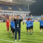 Tuyển Việt Nam giành vé vào bán kết, vì sao ông Kim Sang-sik vẫn không vui?