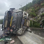 Hiện trường vụ lật xe. (Ảnh: Phan Sáu/TTXVN)