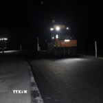 Hơn 2 giờ sáng trên công trường cao tốc Cần Thơ-Cà Mau vẫn sáng đèn của các trang thiết bị thi công. (Ảnh: Tuấn Phi/TTXVN)