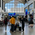 Hành khách tại sân bay quốc tế Dubai, UAE, ngày 7/3/2026. (Ảnh: THX/TTXVN)