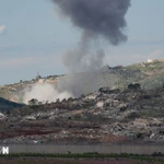 Khói bốc lên sau cuộc không kích của Israel xuống miền Nam Liban. (Ảnh: THX/TTXVN)