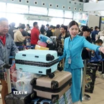 Mặc dù đông nhưng người dân, hành khách vẫn nhận được sự phục vụ, hướng dẫn nhiệt tình từ nhân viên mặt đất. (Ảnh: Quốc Khánh/TTXVN)