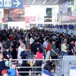 Hành khách xếp hàng đợi làm thủ tục tại sân bay Nội Bài. (Ảnh: Quốc Khánh/TTXVN)